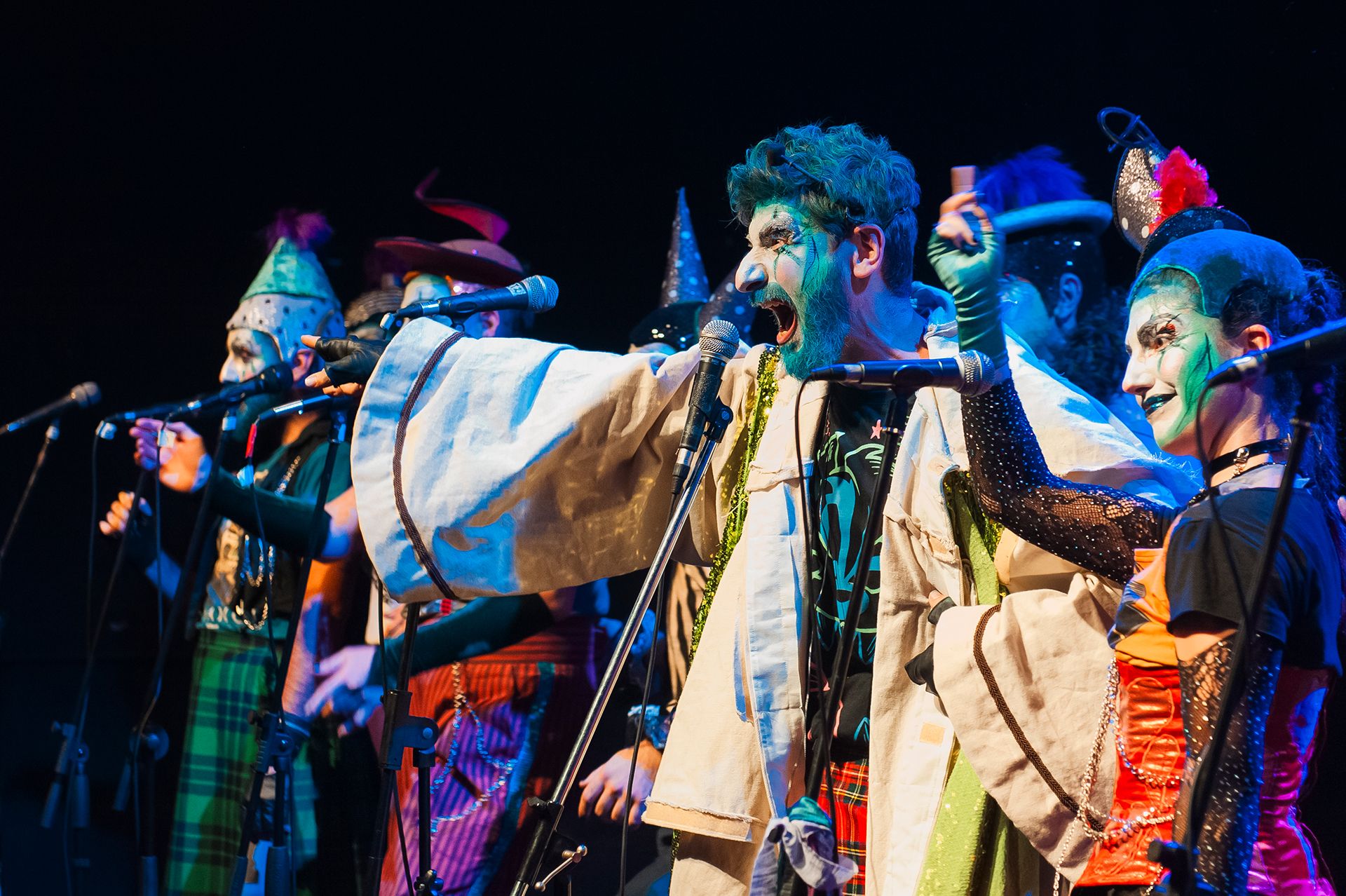 Coro de la murga con vestuarios de colores